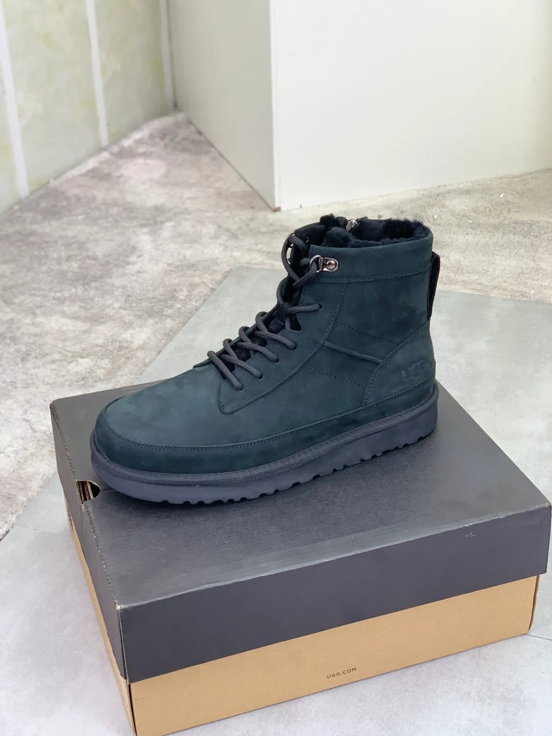 Men's shoes P620 New arrival🆕🆕🆕 IUGGI Men's British retro Martin boots Winter new men's outdoor hiking boots First layer of cowhide on the outside and wool on the inside Comfortable and warm Rubber sole sole Non-slip and firm Trendy and fashionable Casual and versatile Size: 39-44 (38 45 customized) Color: two colors